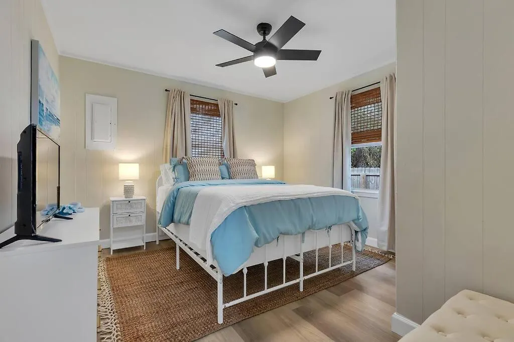 Coastal 3bd One Block From Scenic Walkway