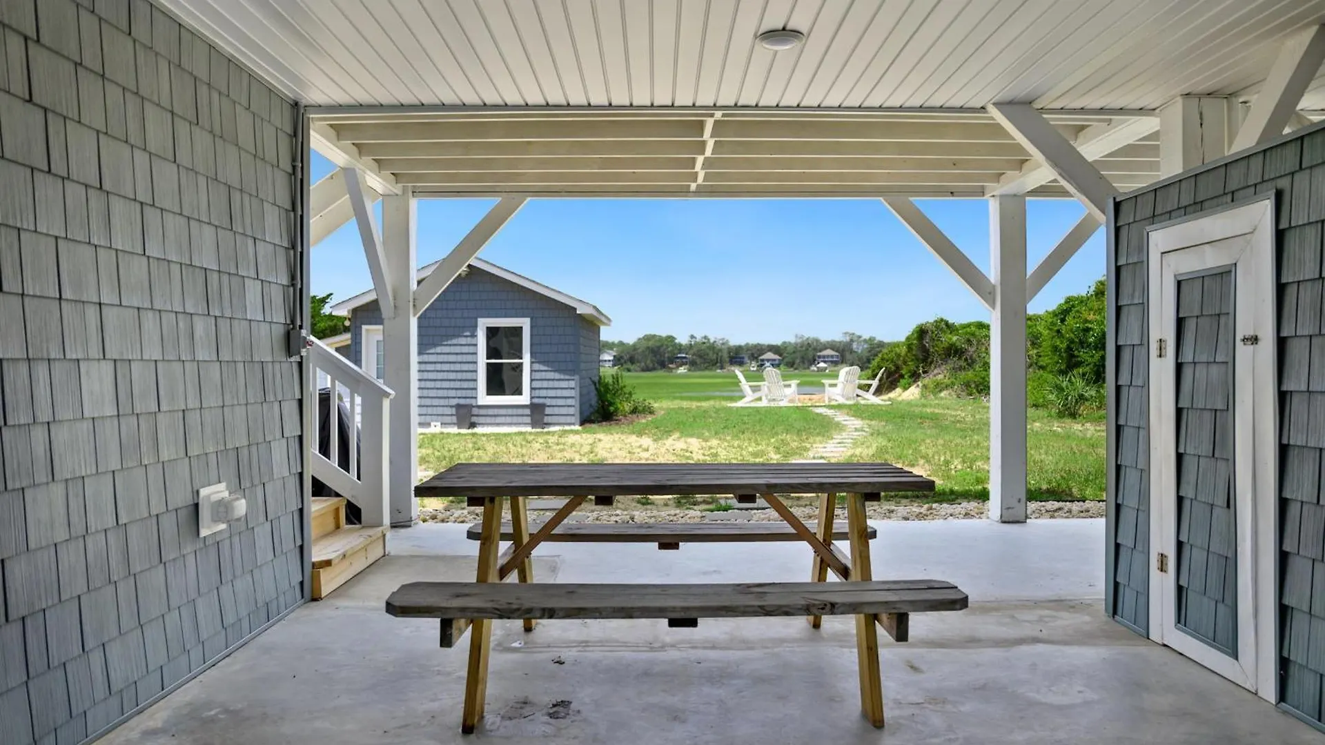 Holiday home Happier Than A Byrd With A French Fry Oak Island