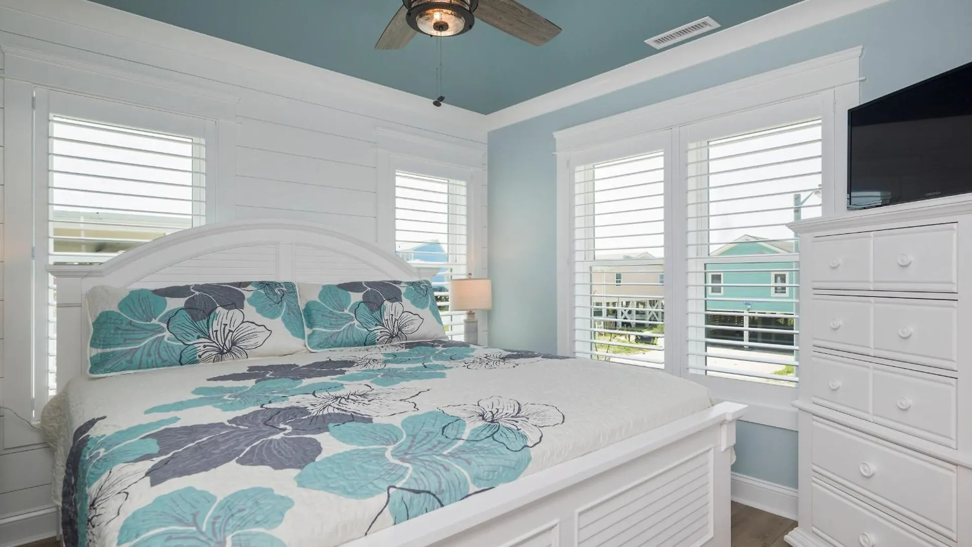 Tan And No Plan Oak Island