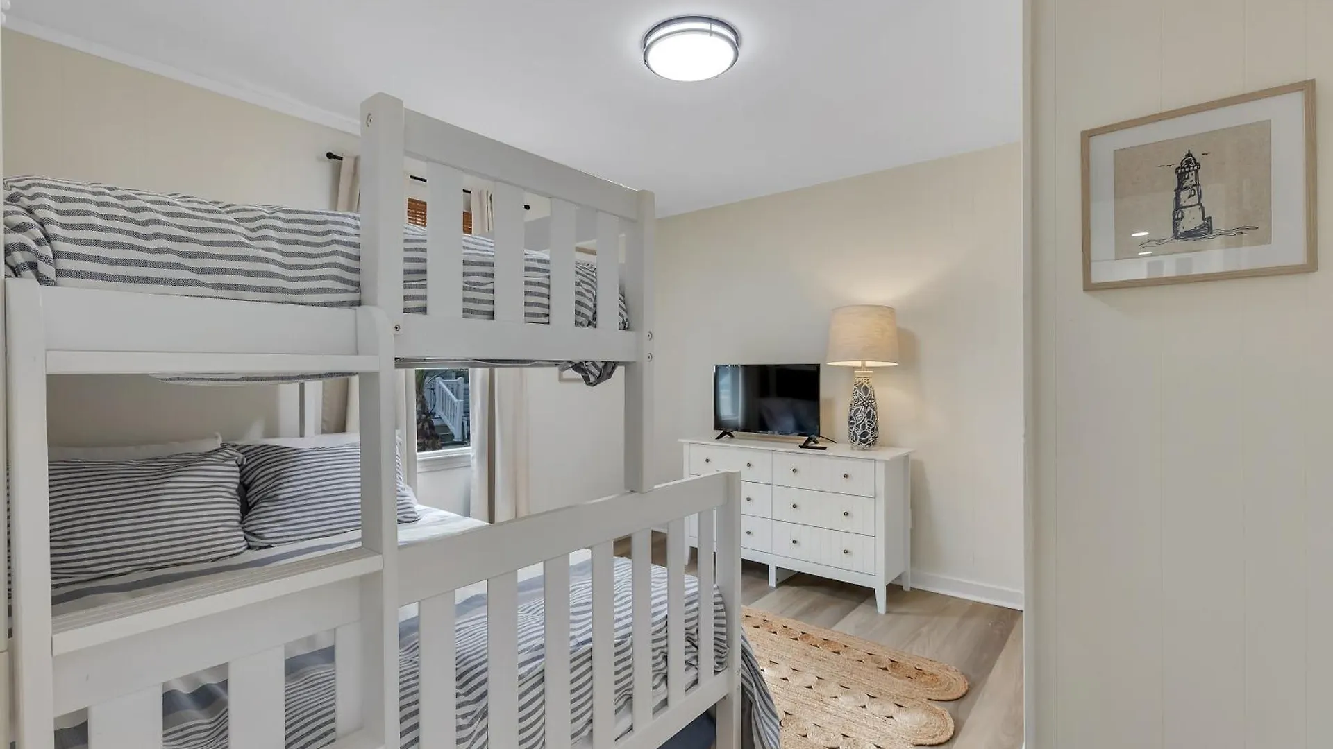 Holiday home Beachy 3bd One Block From Scenic Walkway *
