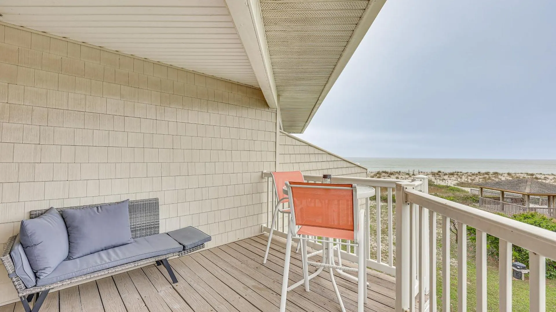 Apartment Beachfront With Community Pool *