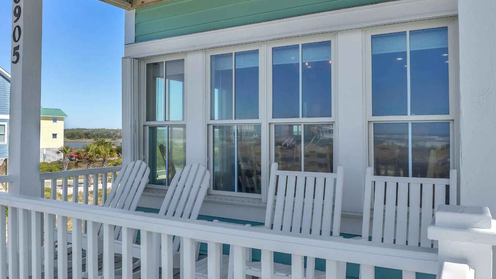 Emerald Breeze By Holiday home *