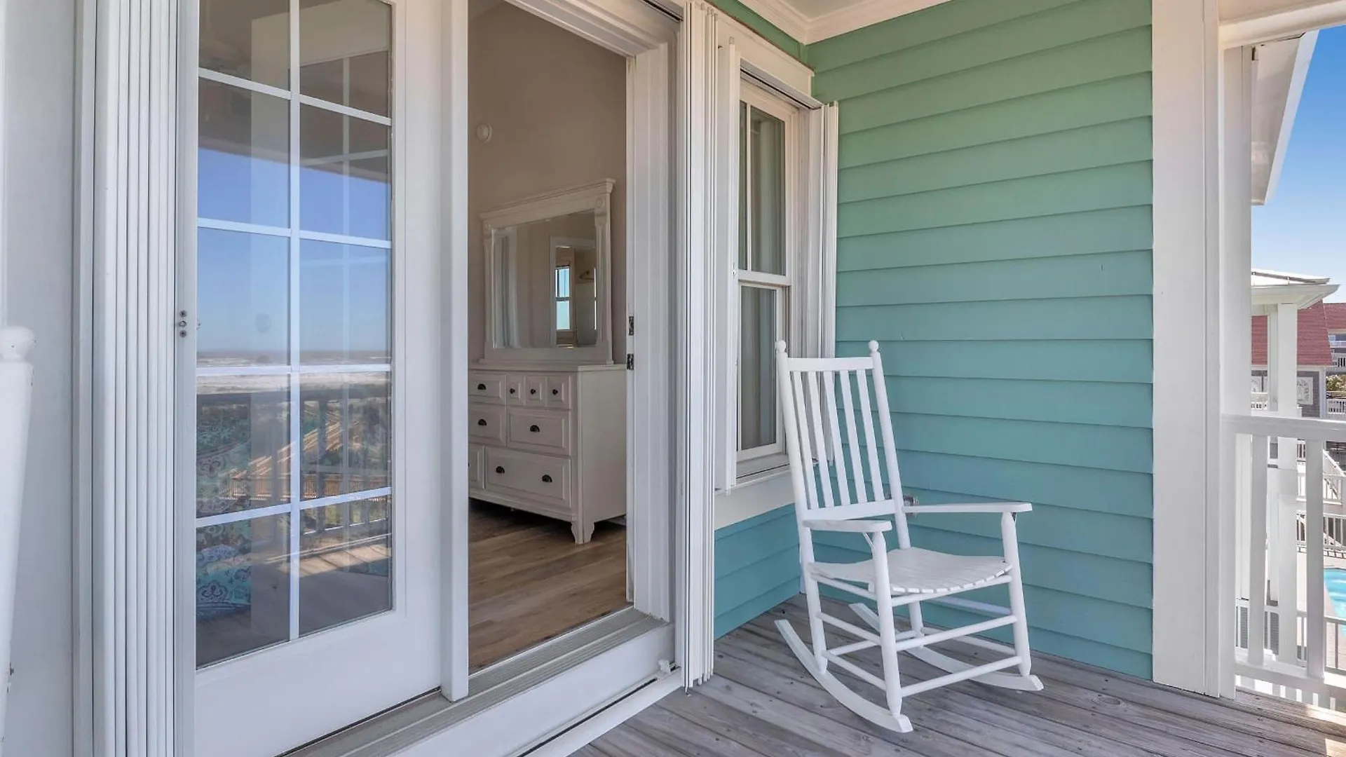 Emerald Breeze By Holiday home *
