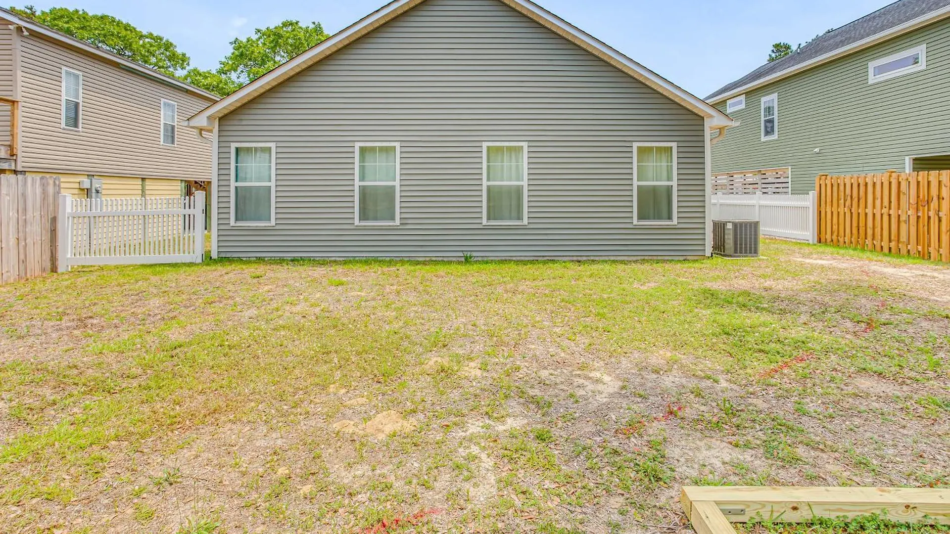 Holiday home Charming House With Fire Pit And Yard Oak Island