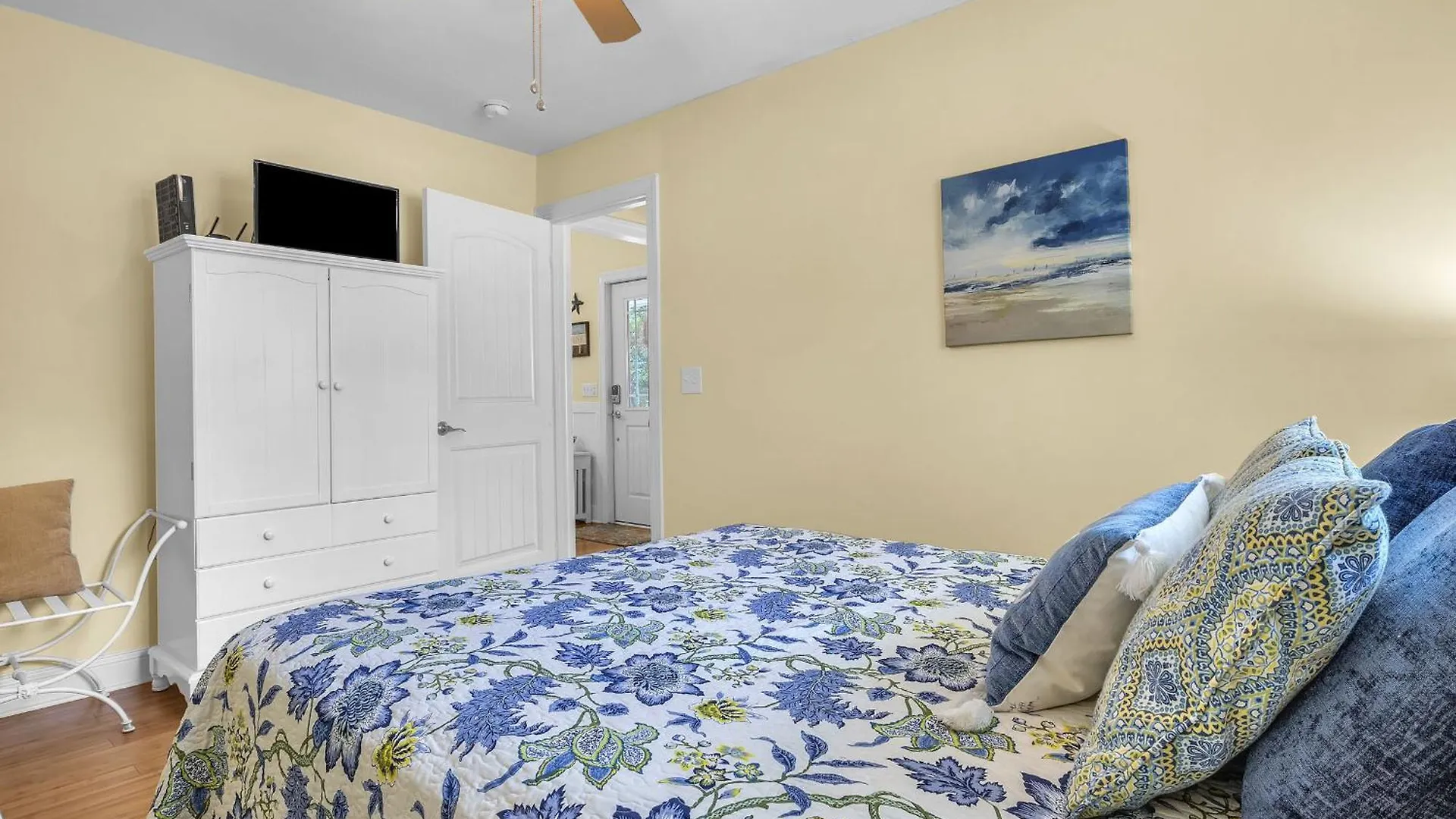Holiday home Whale Hello There By Oak Island