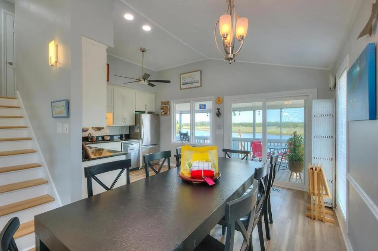 Holiday home Lucky Enough Oak Island
