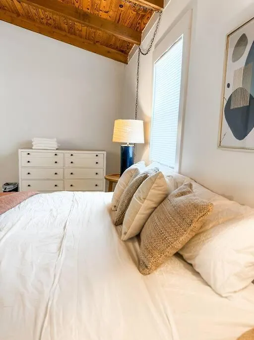 Charming 1960s Cottage, 5 Min Walk To And Shops Holiday home *