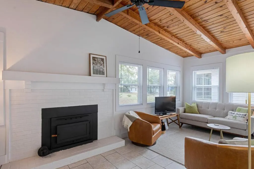 Charming 1960s Cottage, 5 Min Walk To And Shops *