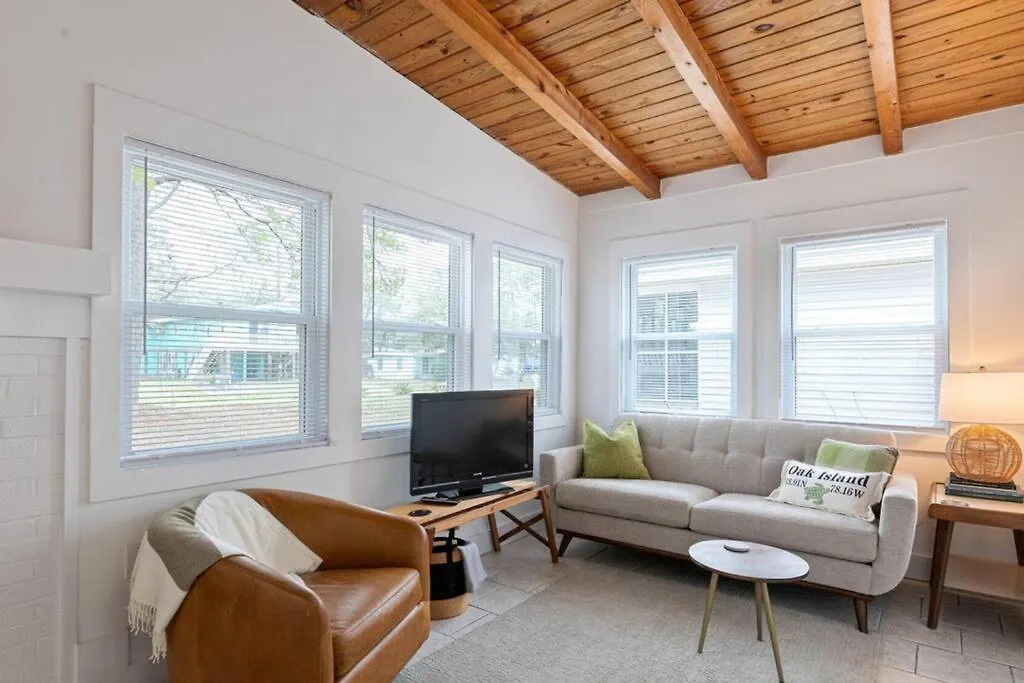 Charming 1960s Cottage, 5 Min Walk To And Shops Holiday home Oak Island