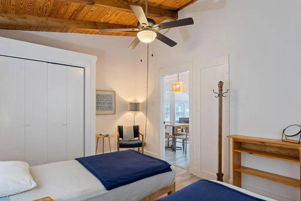 Charming 1960s Cottage, 5 Min Walk To And Shops Oak Island