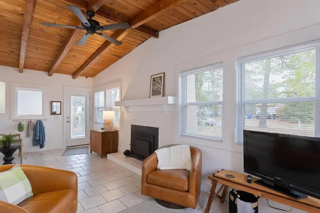 Charming 1960s Cottage, 5 Min Walk To And Shops * Oak Island