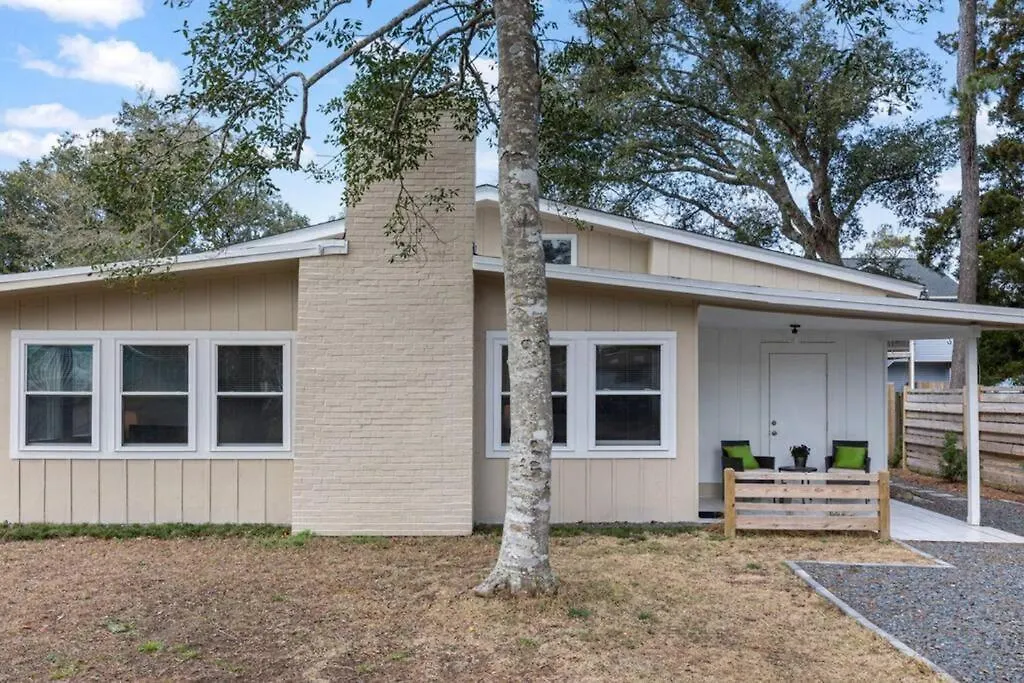 Charming 1960s Cottage, 5 Min Walk To And Shops *