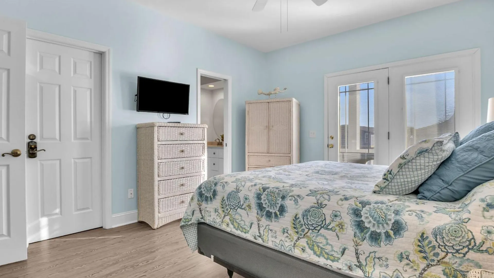 Latitude Adjustment By Holiday home Oak Island