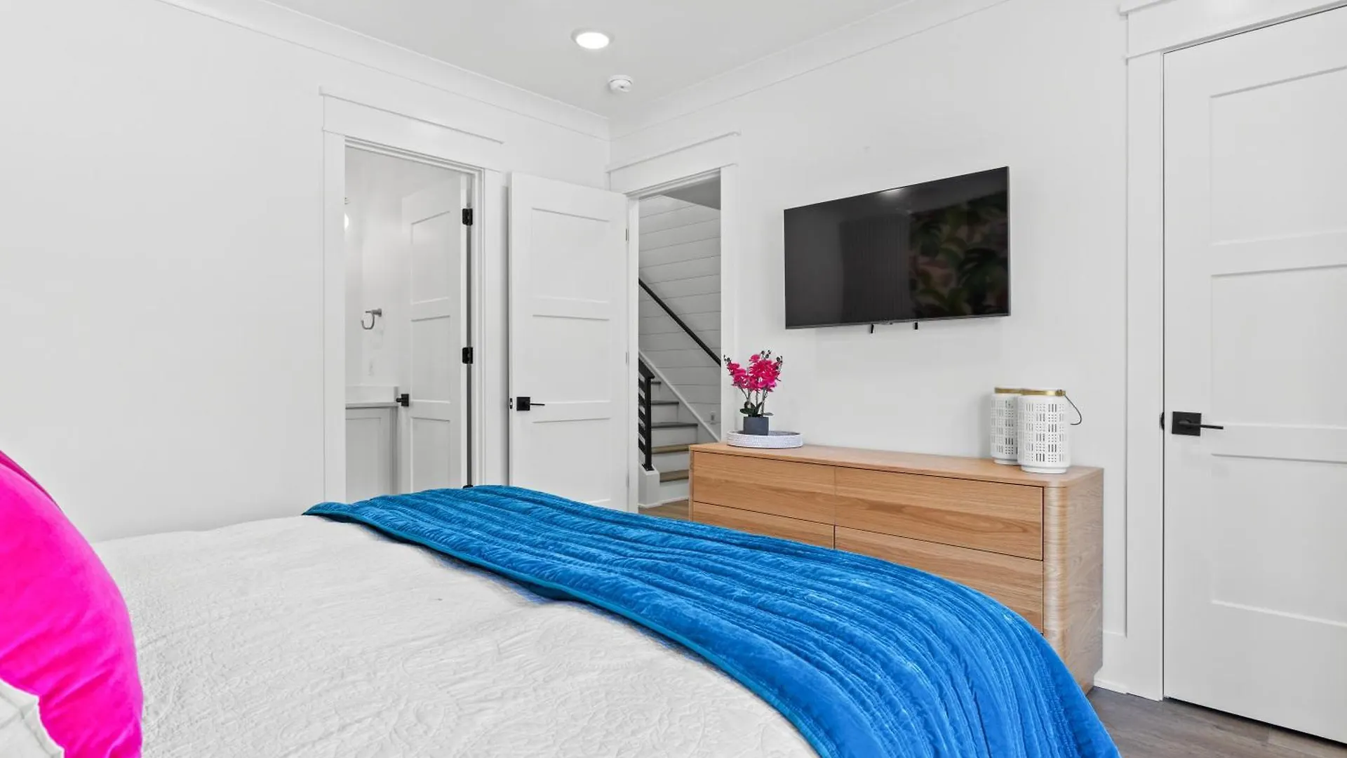 New Guava Pineapple, 5 Beds 5 Baths, Oak Island, Private Heated Pool, Custom Home, Professionally Decorated Holiday home *