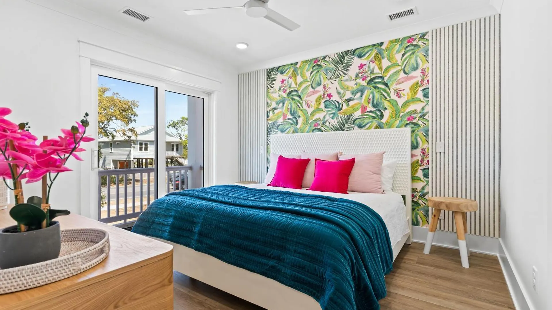 New Guava Pineapple, 5 Beds 5 Baths, Oak Island, Private Heated Pool, Custom Home, Professionally Decorated Holiday home