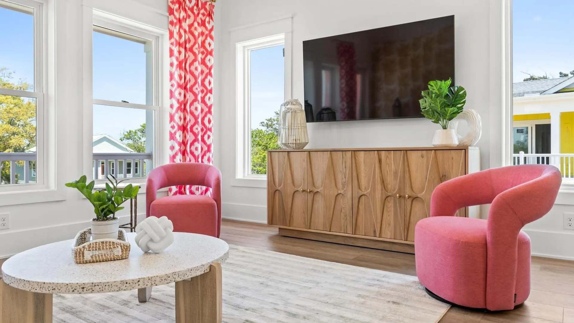 Holiday home New Guava Pineapple, 5 Beds 5 Baths, Oak Island, Private Heated Pool, Custom Home, Professionally Decorated