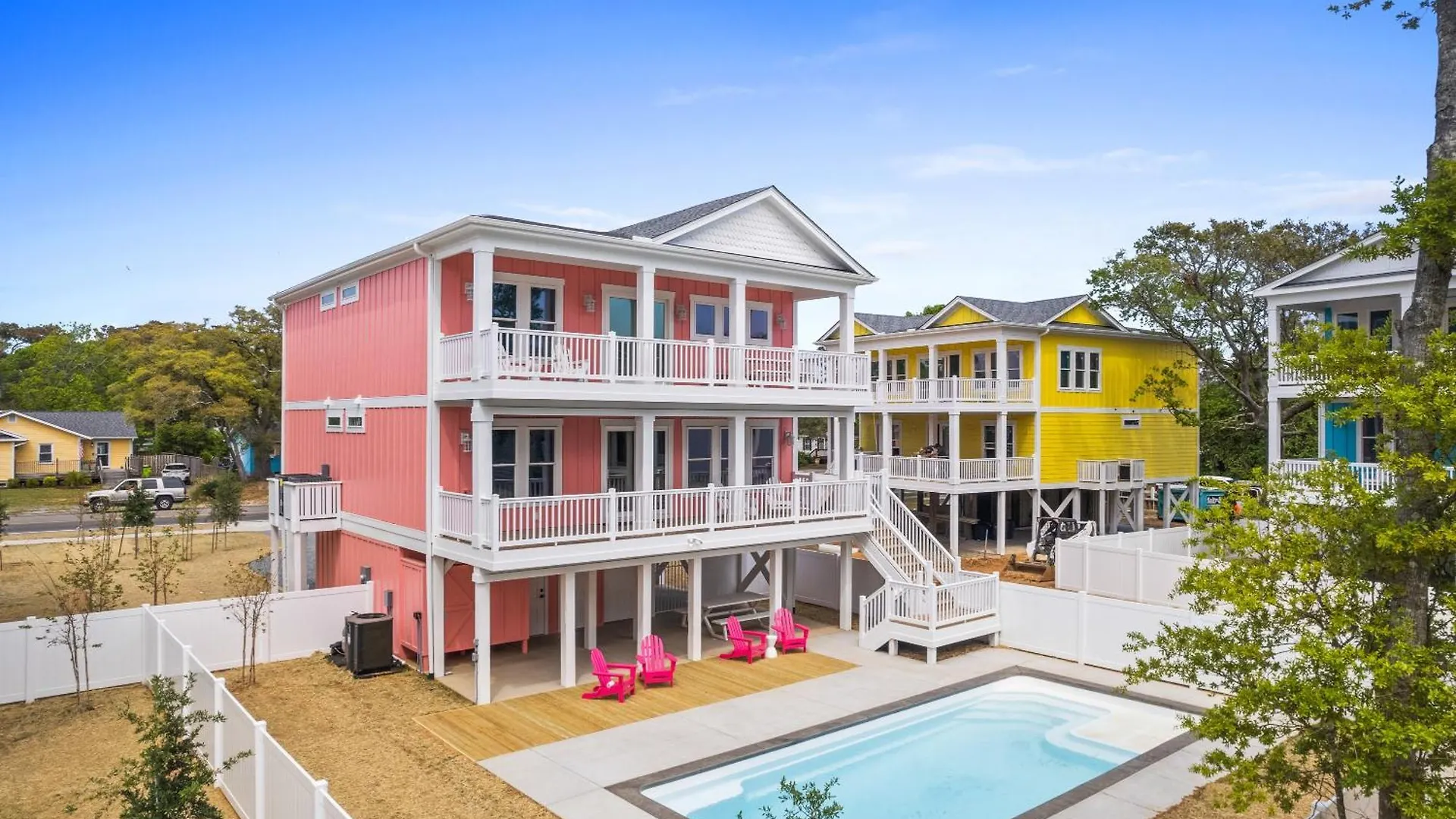Holiday home New Guava Pineapple, 5 Beds 5 Baths, Oak Island, Private Heated Pool, Custom Home, Professionally Decorated *
