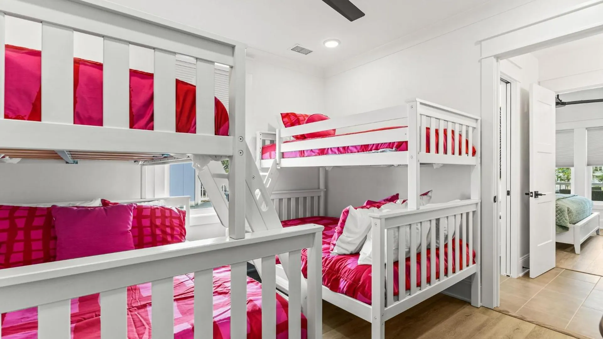 Pomegranate 8 Bedroom, 6 Full And 2 Half Bathroom Custom-built With A Private Heated Pool! Holiday home Oak Island