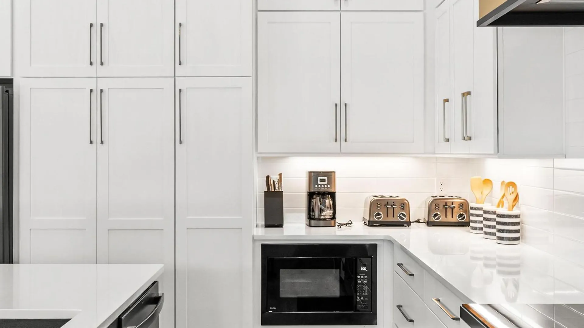 Pomegranate 8 Bedroom, 6 Full And 2 Half Bathroom Custom-built With A Private Heated Pool! Oak Island