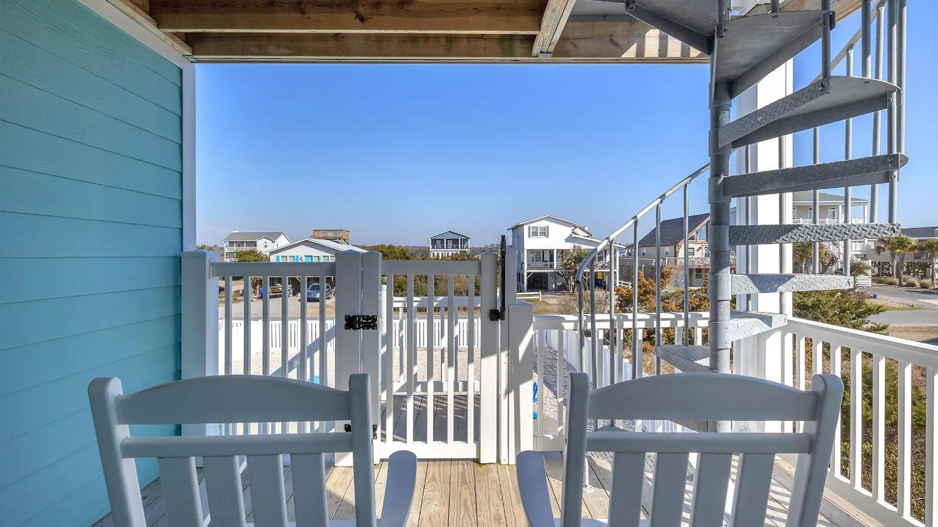 Lunas By Oak Island