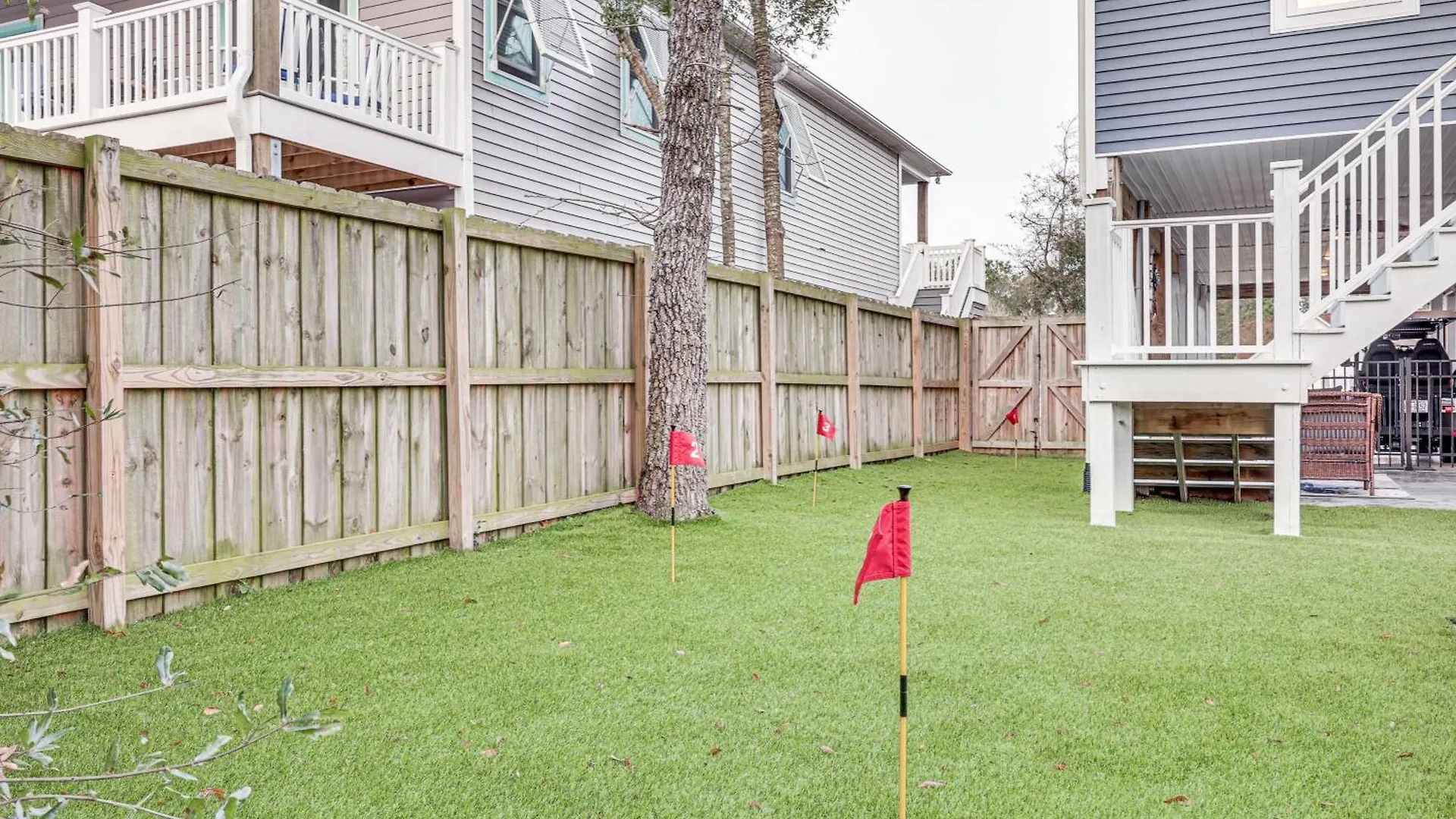 2 Mi To Long With Patio And Putting Green! Oak Island