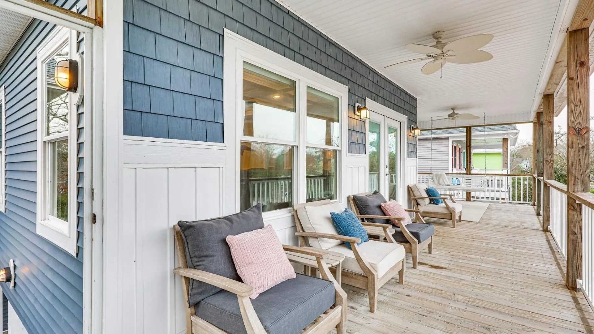 2 Mi To Long With Patio And Putting Green! * Oak Island