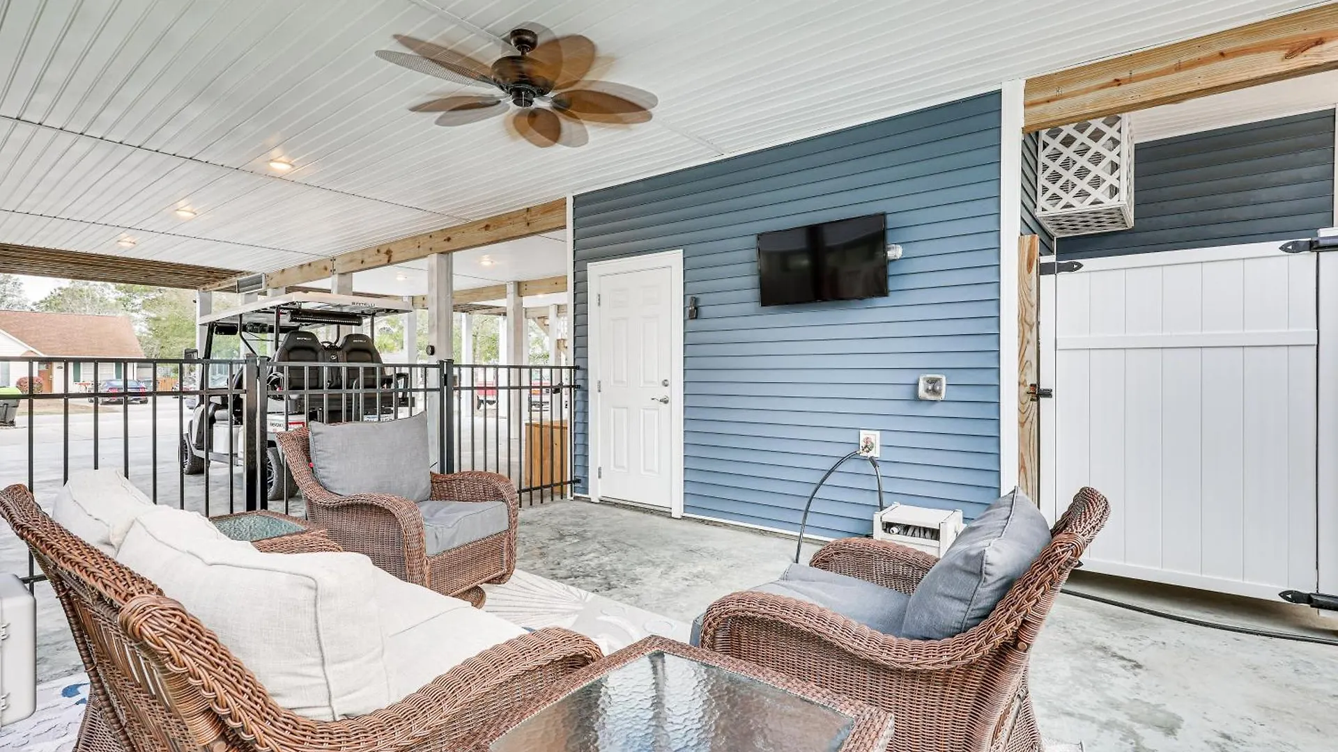 2 Mi To Long With Patio And Putting Green! Holiday home