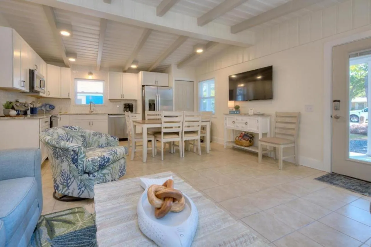 Holiday home Dollar Daze Oak Island