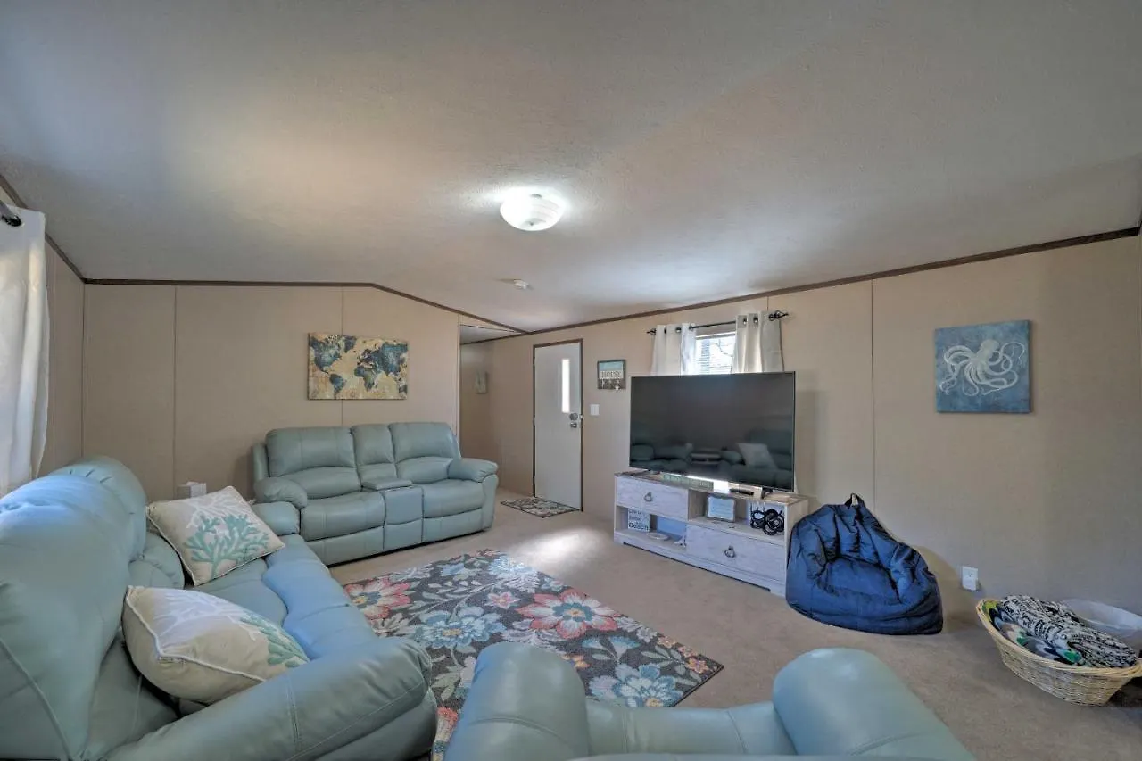 Pet-Friendly Getaway - Half Mile To Oak Island Beach! Holiday home Oak Island