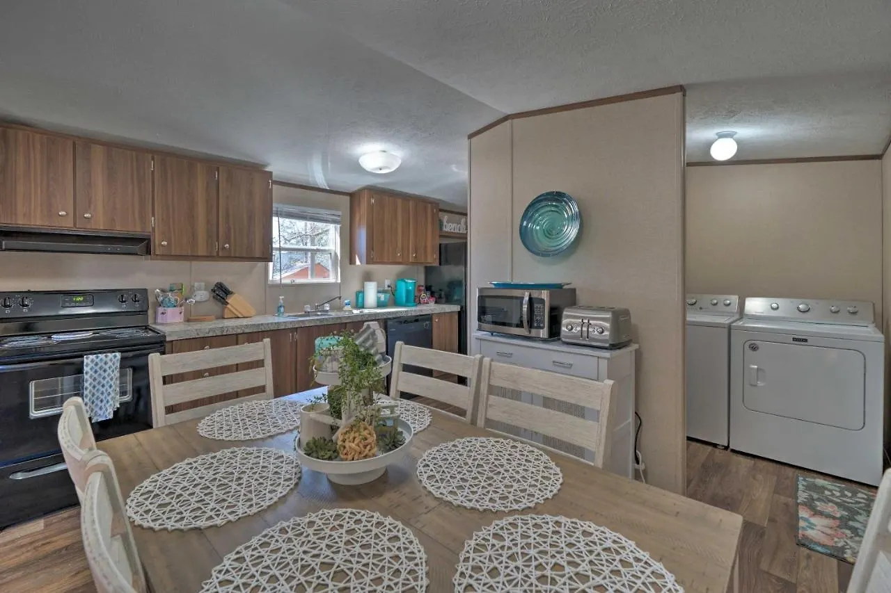 Pet-Friendly Getaway - Half Mile To Oak Island Beach!