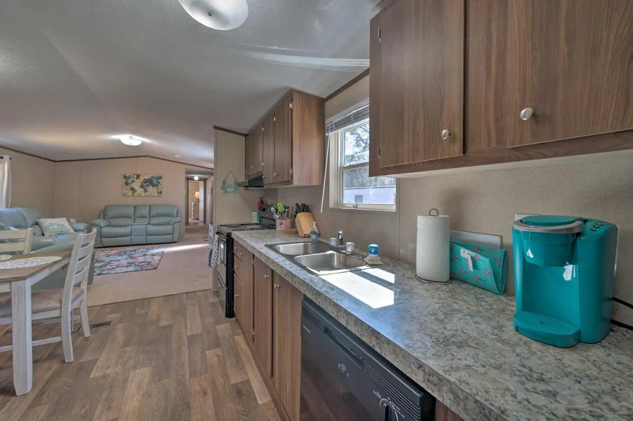 Pet-Friendly Getaway - Half Mile To Oak Island Beach! Oak Island