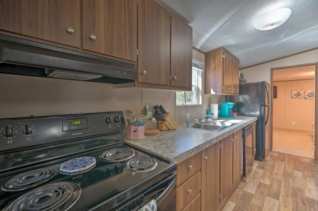 Pet-Friendly Getaway - Half Mile To Oak Island Beach! * Oak Island