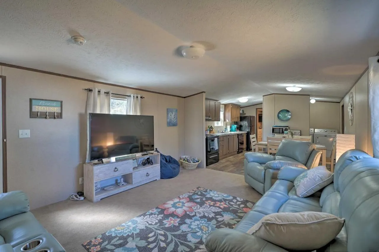 Holiday home Pet-Friendly Getaway - Half Mile To Oak Island Beach!