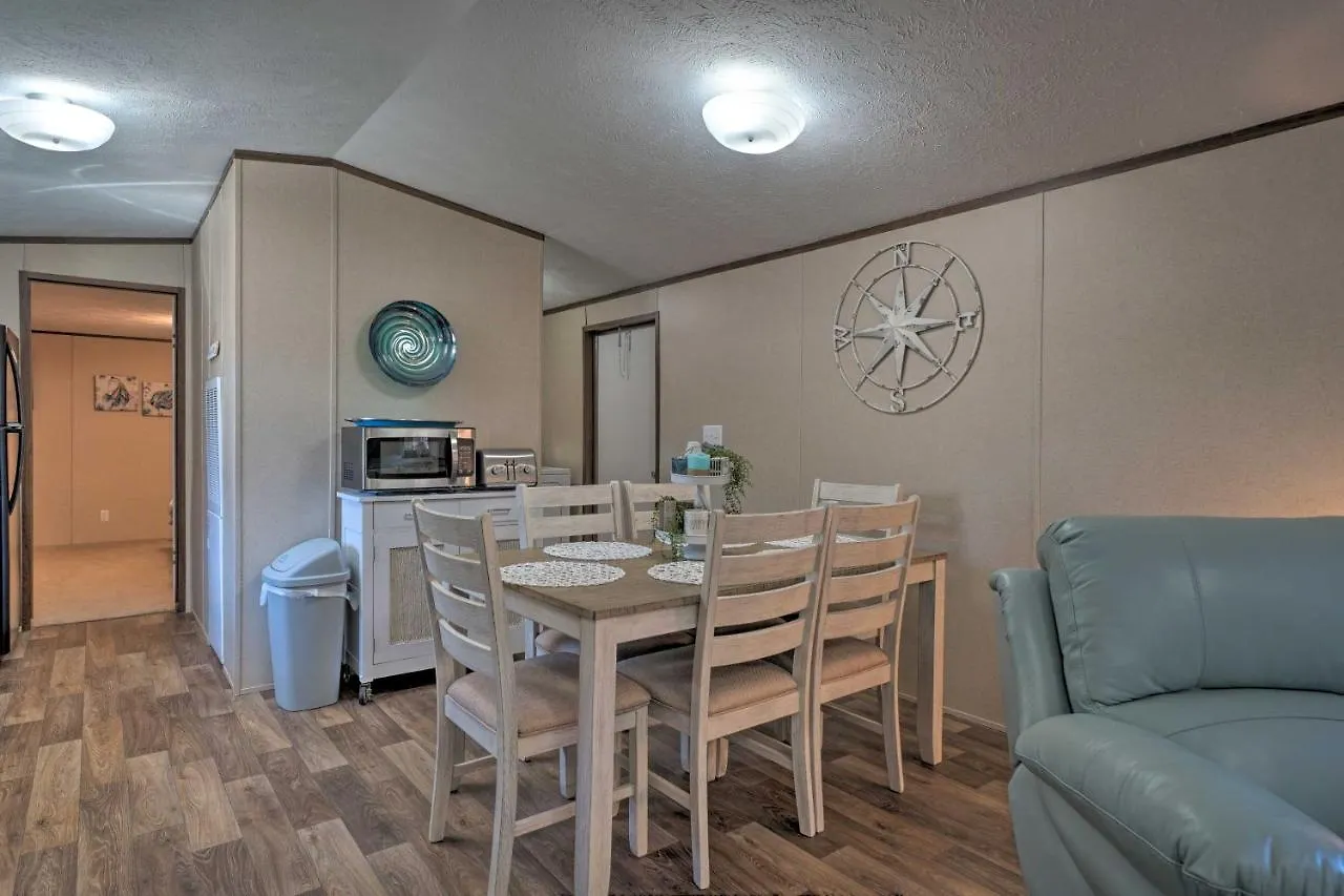 Holiday home Pet-Friendly Getaway - Half Mile To Oak Island Beach! *