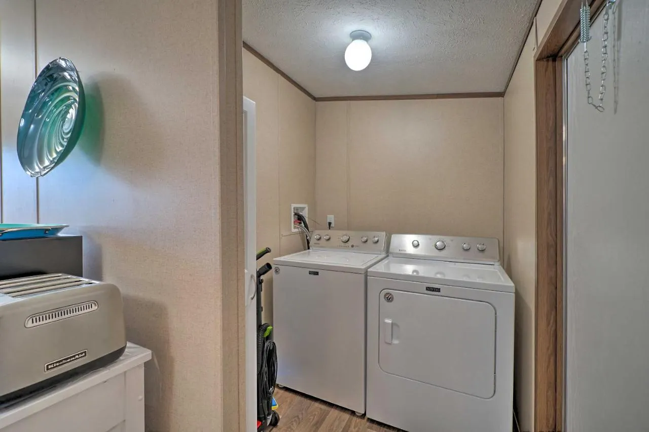 Pet-Friendly Getaway - Half Mile To Oak Island Beach! *