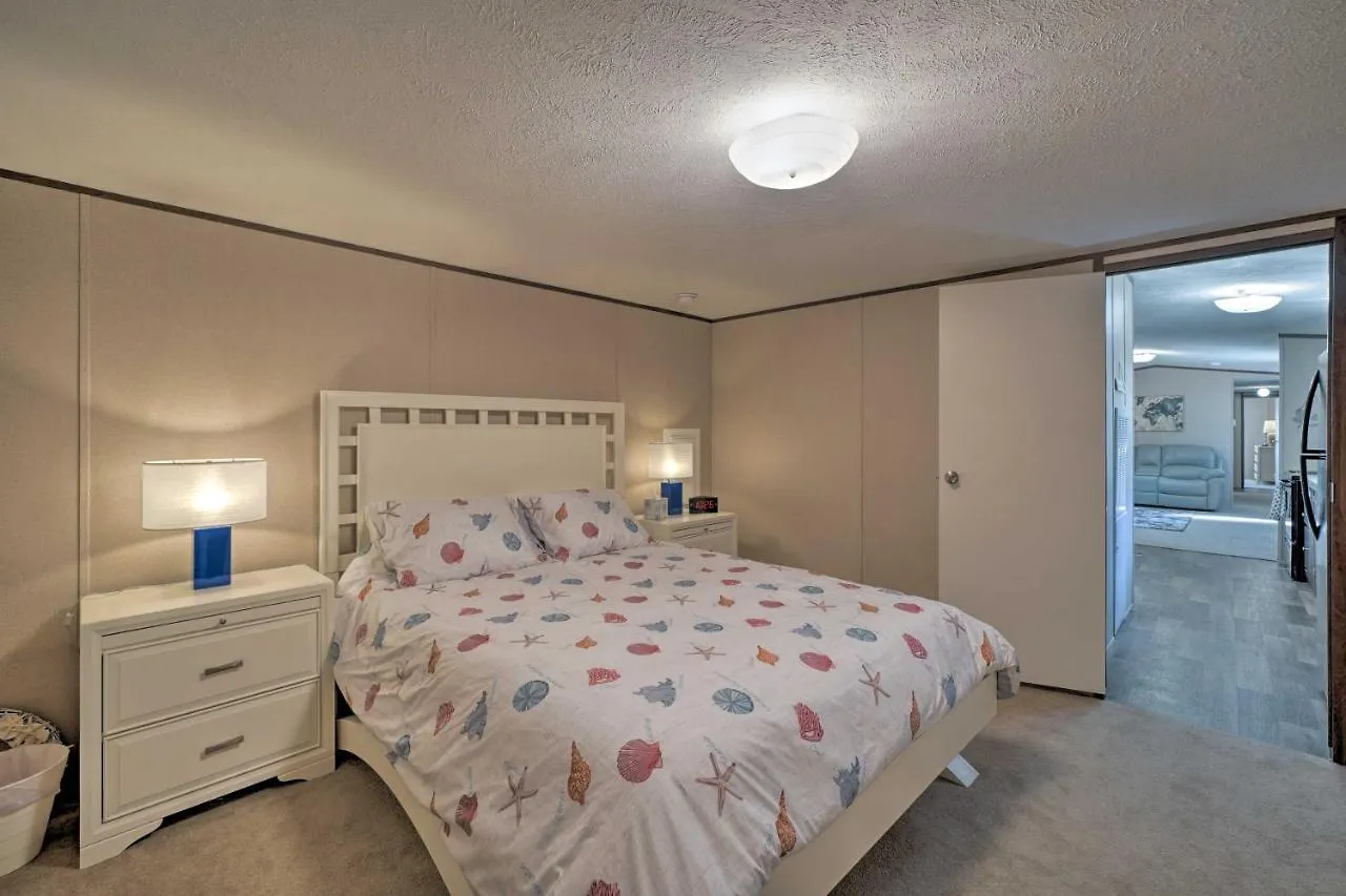 Pet-Friendly Getaway - Half Mile To Oak Island Beach! Holiday home