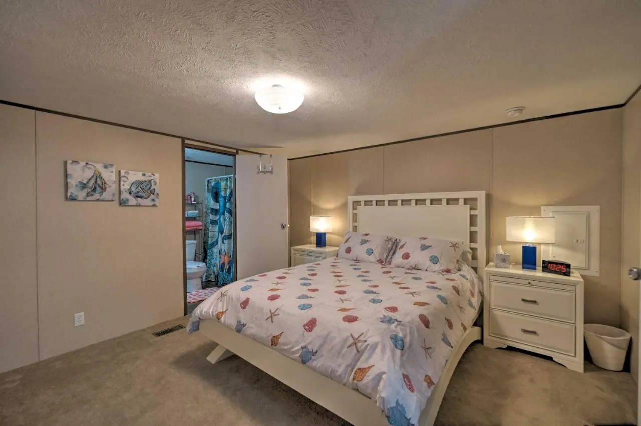 Pet-Friendly Getaway - Half Mile To Oak Island Beach!