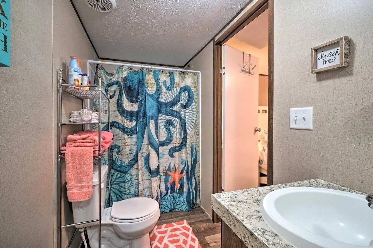 Pet-Friendly Getaway - Half Mile To Oak Island Beach! Holiday home