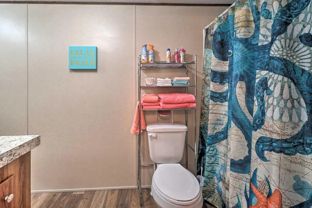 Pet-Friendly Getaway - Half Mile To Oak Island Beach! Oak Island