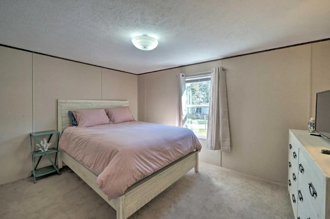 Pet-Friendly Getaway - Half Mile To Oak Island Beach! * Oak Island