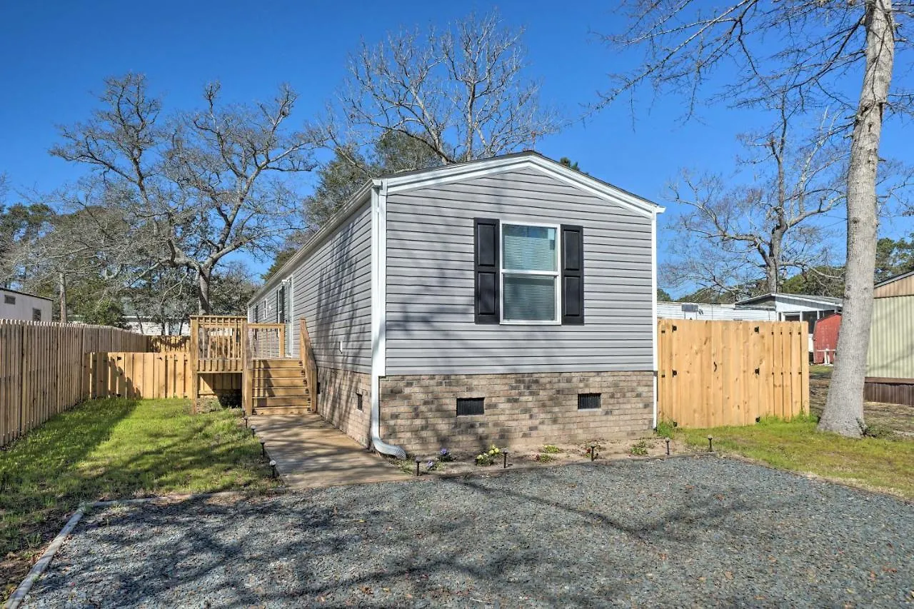 Holiday home Pet-Friendly Getaway - Half Mile To Oak Island Beach! *