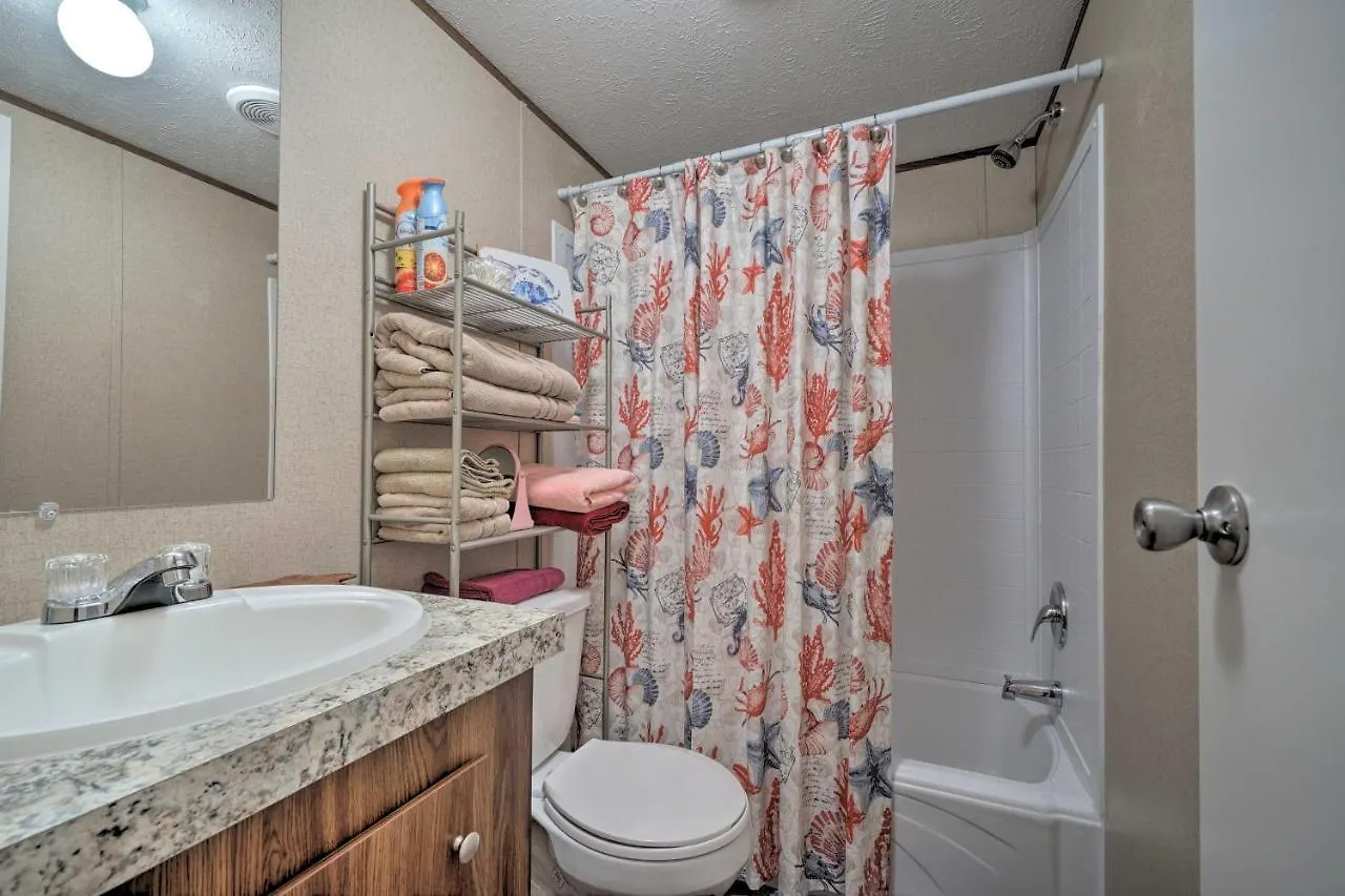 Pet-Friendly Getaway - Half Mile To Oak Island Beach! Holiday home *