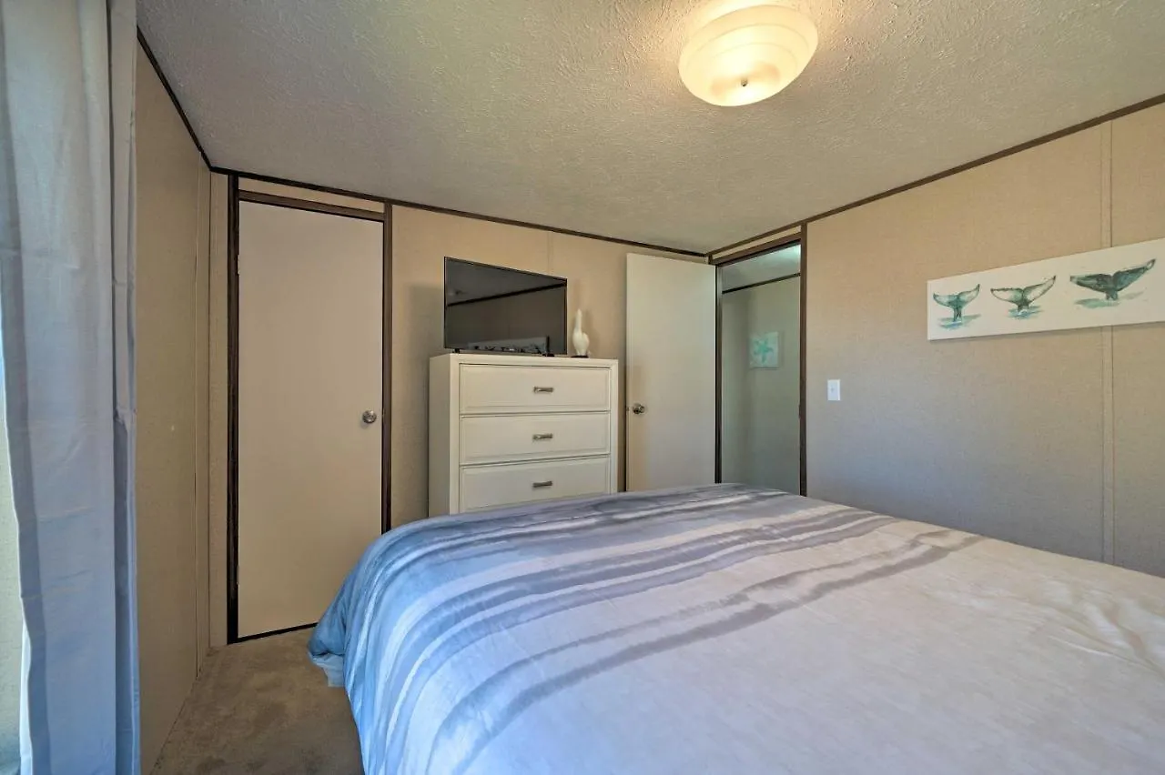 Holiday home Pet-Friendly Getaway - Half Mile To Oak Island Beach! *
