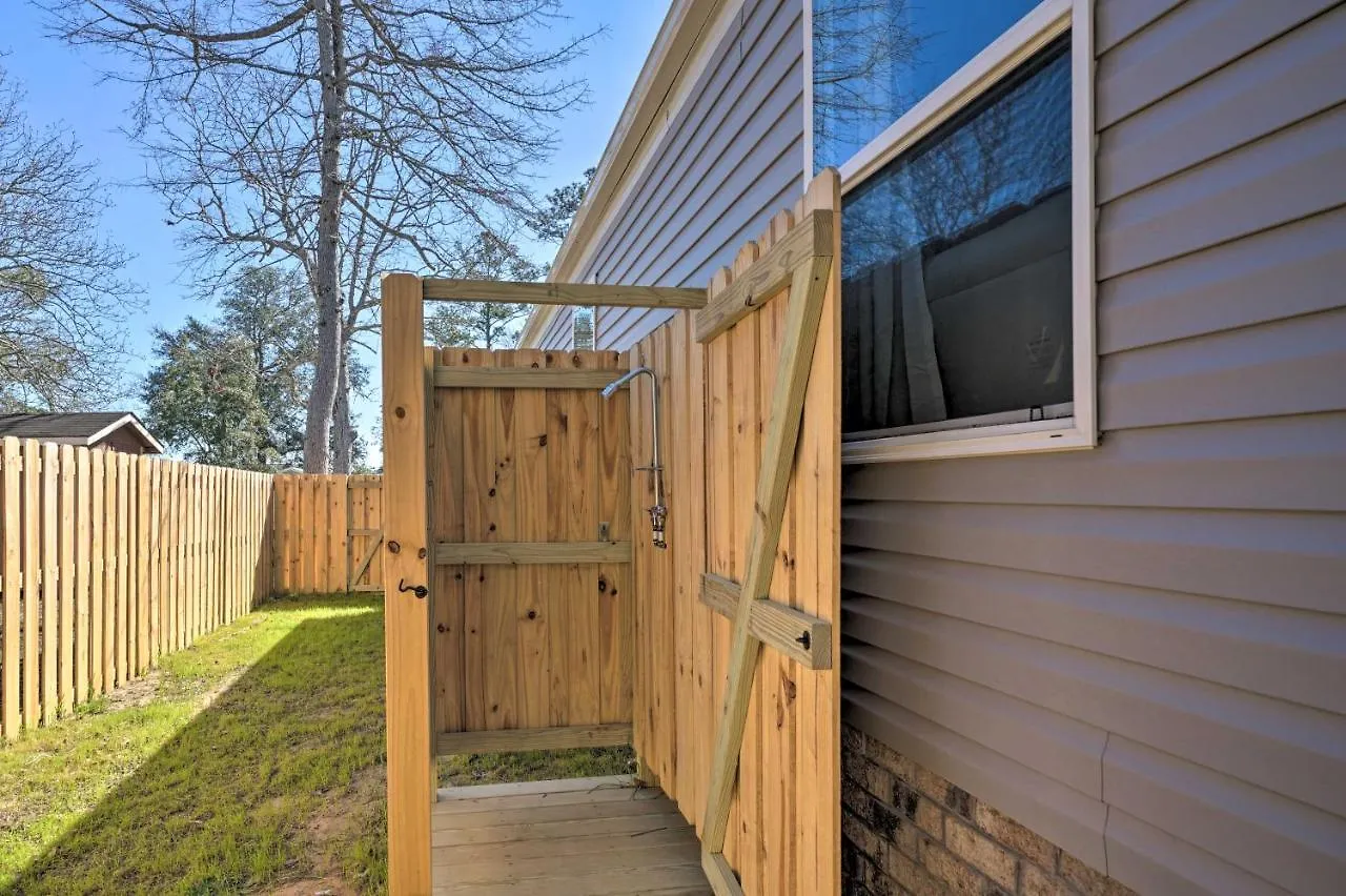Pet-Friendly Getaway - Half Mile To Oak Island Beach! *