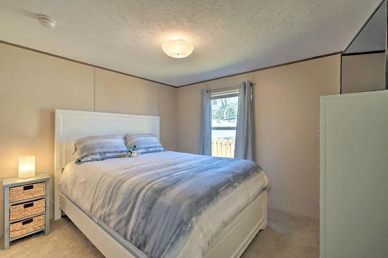 Pet-Friendly Getaway - Half Mile To Oak Island Beach! Holiday home *