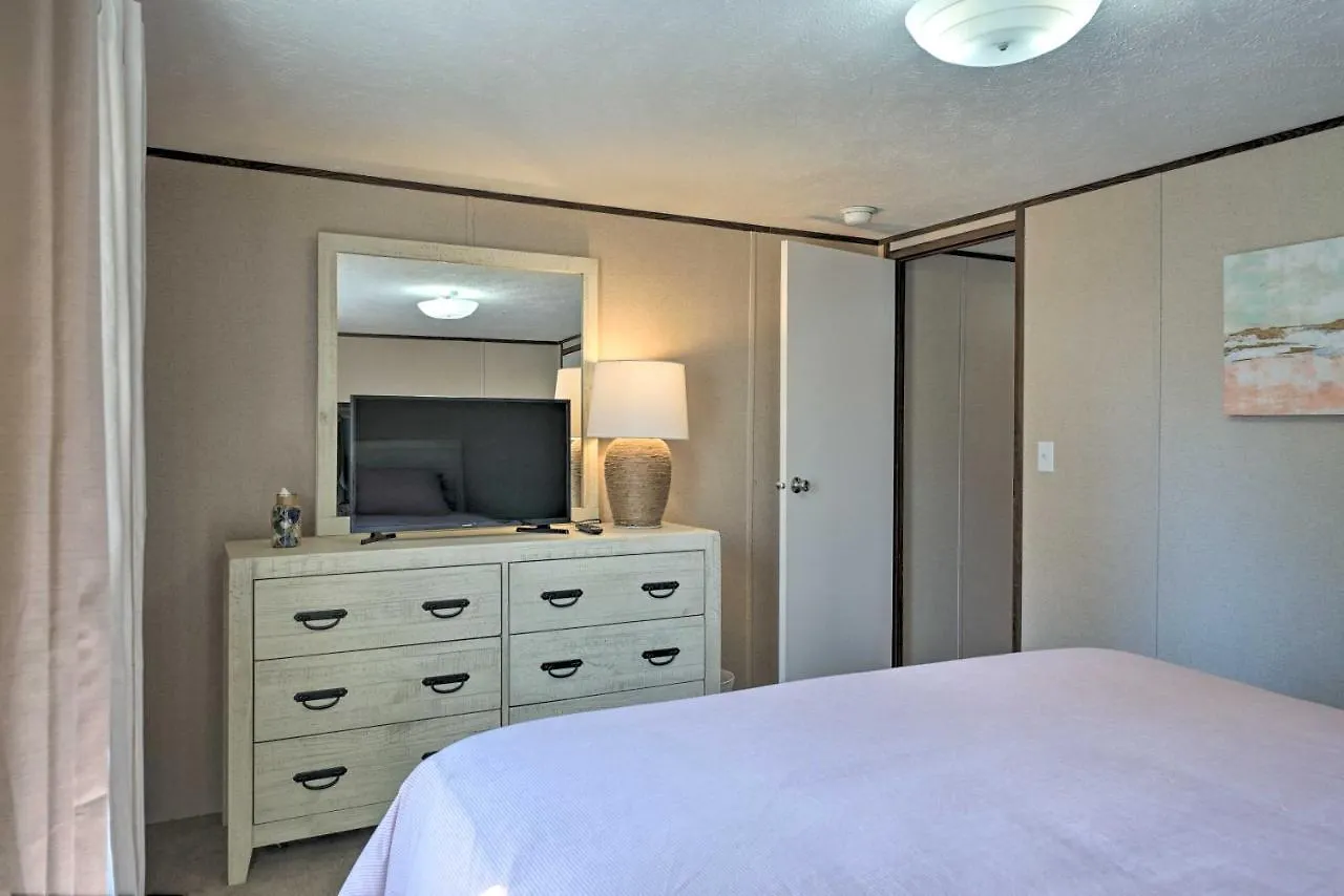 Pet-Friendly Getaway - Half Mile To Oak Island Beach! Oak Island