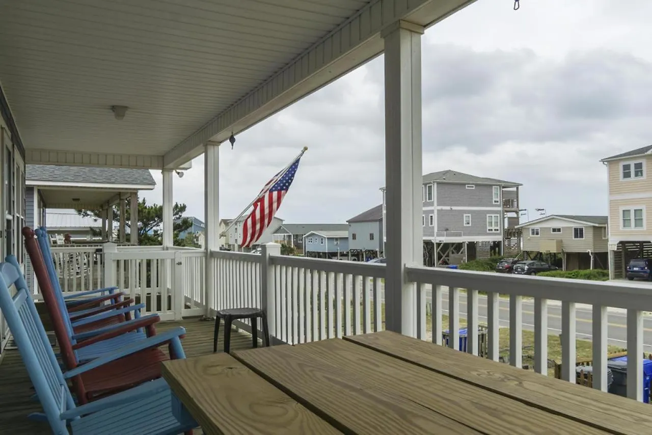 Shore Beats Work By Holiday home