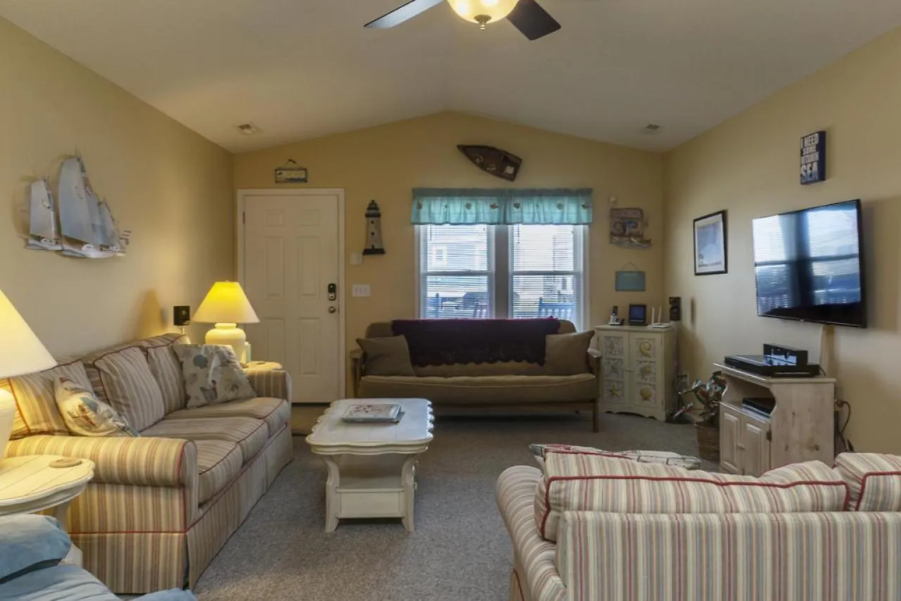Shore Beats Work By Holiday home