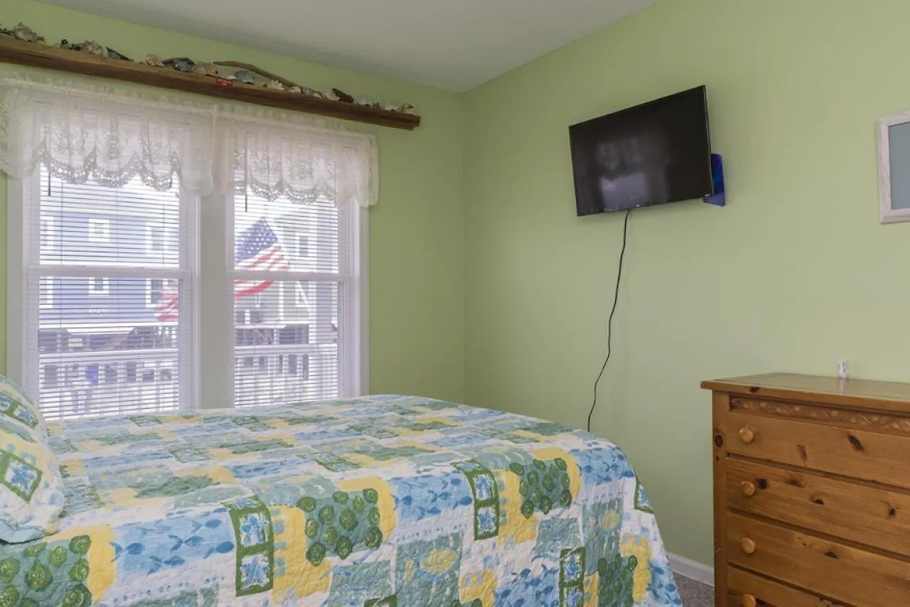 Shore Beats Work By Holiday home