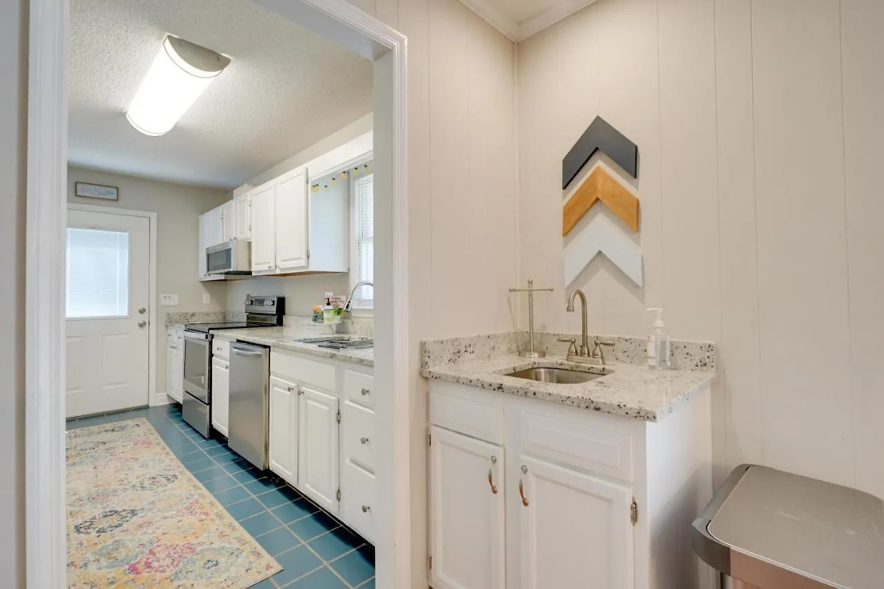 Holiday home With Spacious Backyard And Porch Oak Island